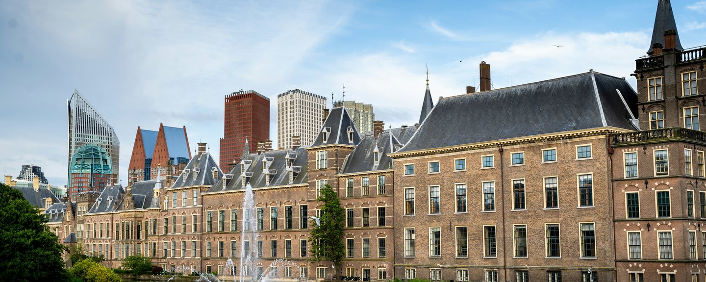 Het binnenhof vanaf buiten met de hofvijver ervoor