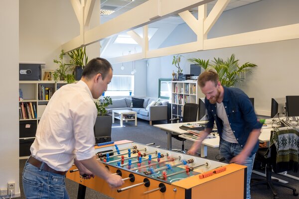 Altijd wel iemand te vinden voor een fanatiek potje tafelvoetbal tussendoor Altijd wel iemand te vinden voor een fanatiek potje tafelvoetbal tussendoor