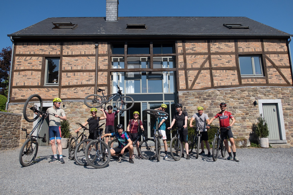 Met collega's op de foto tijdens het jaarlijkse mountainbike weekend