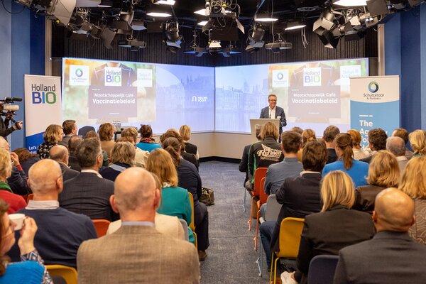 Samen met HollandBio organiseerden wij een Maatschappelijk Café over het optimaliseren van vaccinaties Samen met HollandBio organiseerden wij een Maatschappelijk Café over het optimaliseren van vaccinaties