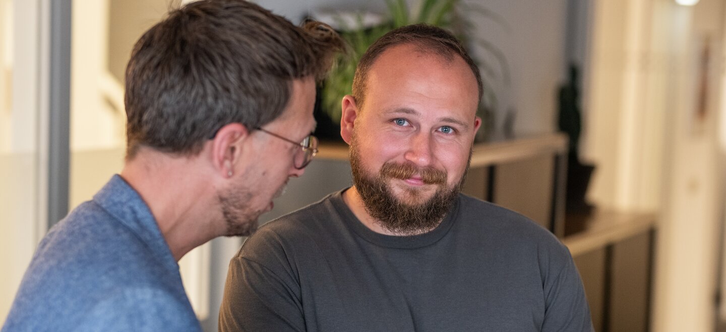 Antonie Pronk in kantoorsfeer met collega